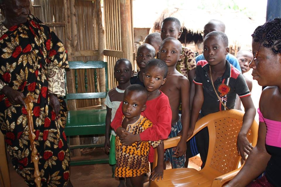 Bossa Koffi Essome, fondateur de Midezon-Togo, avec les enfants de Sanguera